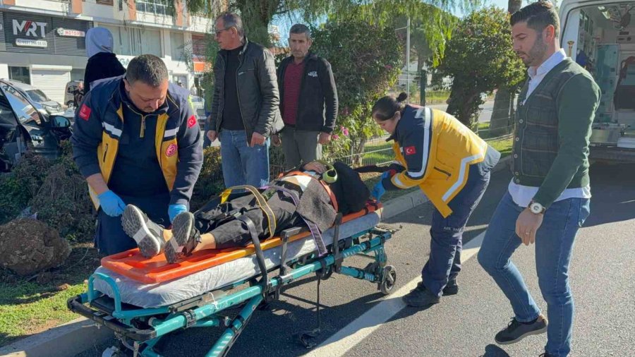 Antalya’da Otomobil Refüjdeki Ağaca Çarptı: 2 Yaralı