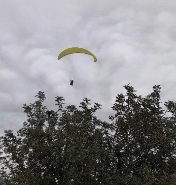 Gönülleri Isıtan Davet: Yamaç Paraşütçüsü İşçilerin Çay Davetine Kayıtsız Kalmadı