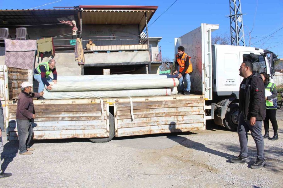 Büyükşehir Belediyesi’nden Hortumdan Zarar Gören Üreticiye Destek