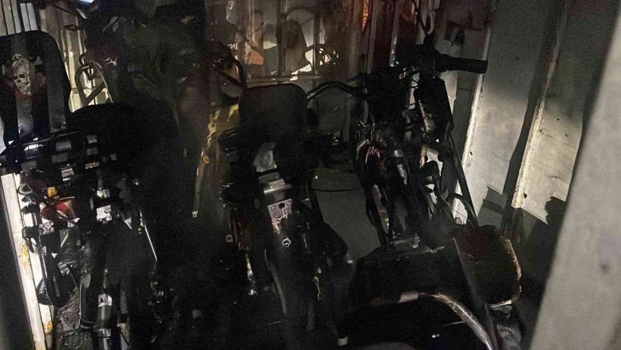 Karaman’da Şarja Bırakılan Elektrikli Bisikletler Yandı