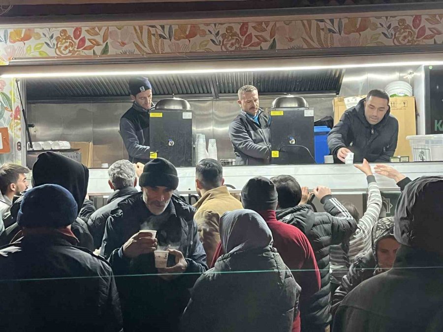 Konya’da Miraç Kandili’nde Vatandaşlar Camilere Akın Etti