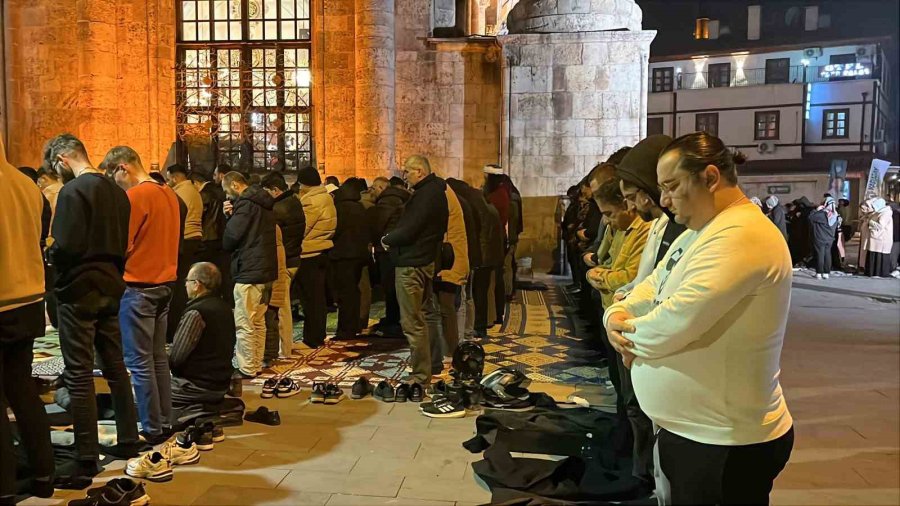 Konya’da Miraç Kandili’nde Vatandaşlar Camilere Akın Etti