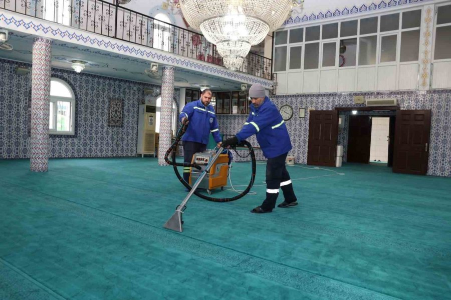 Akdeniz’de İbadethaneler Periyodik Olarak Temizleniyor