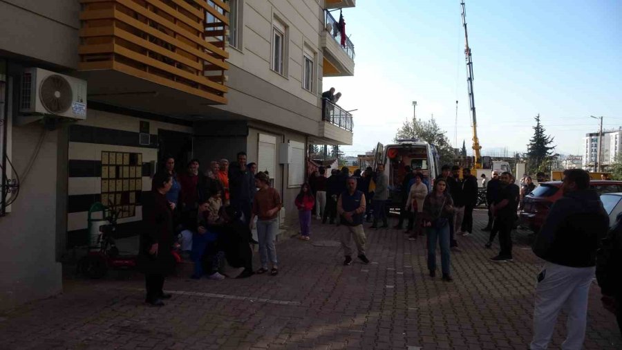 Ağabeyini Silahla Vurarak Öldürdü, Diğer Ağabeyinin Eşini De Yaraladı