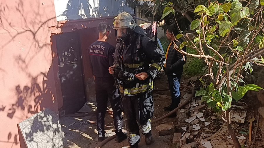 Antalya’da Binanın Bodrum Katı Çıkan Yangında Küle Döndü