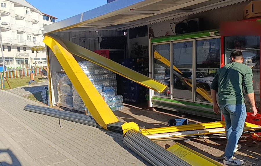 Antalya’da Virajı Alamayan Tofaş Markete Girdi