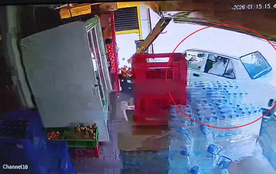 Antalya’da Virajı Alamayan Tofaş Markete Girdi