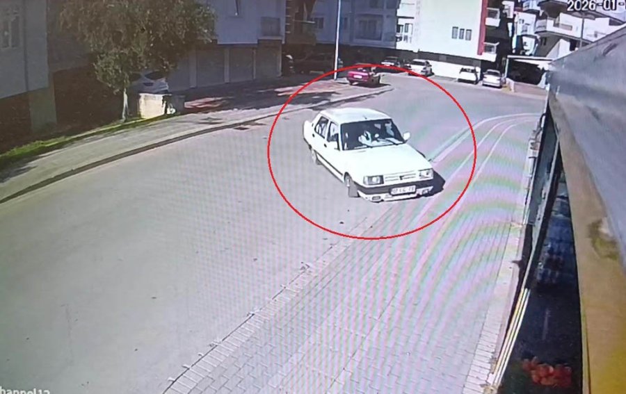 Antalya’da Virajı Alamayan Tofaş Markete Girdi