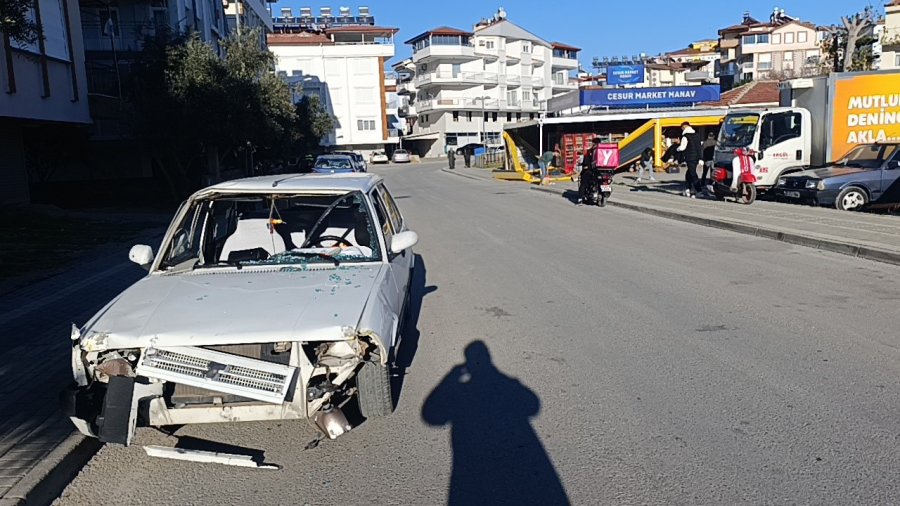 Antalya’da Virajı Alamayan Tofaş Markete Girdi