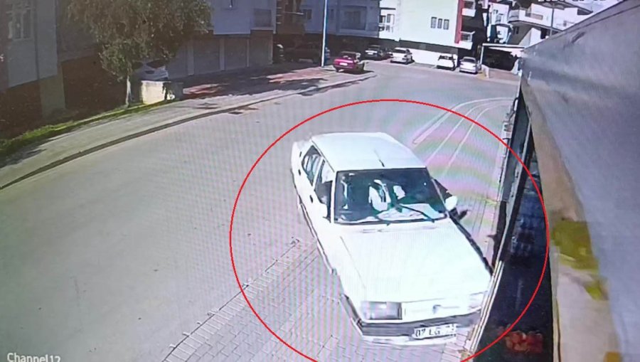 Antalya’da Virajı Alamayan Tofaş Markete Girdi