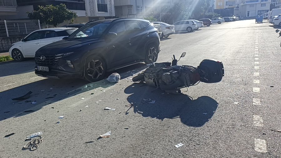 Devrilerek Sürüklenen Motosikletli Otomobile Çarptı