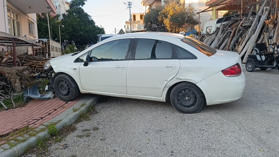 Manavgat’ta İki Otomobil Kavşakta Çarpıştı: 2 Yaralı