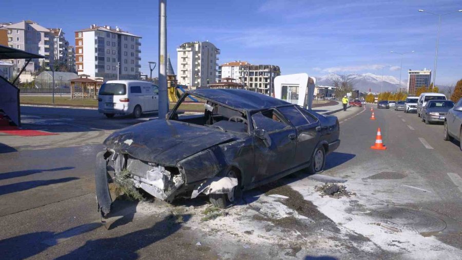 Telefonla Uğraşırken Takla Atan Otomobilden Yara Almadan Kurtuldu
