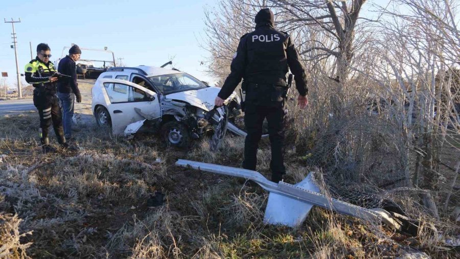 Kontrolden Çıkan Cip Trafik Levhalarını Devirerek Yol Kenarına Savruldu: 1 Yaralı