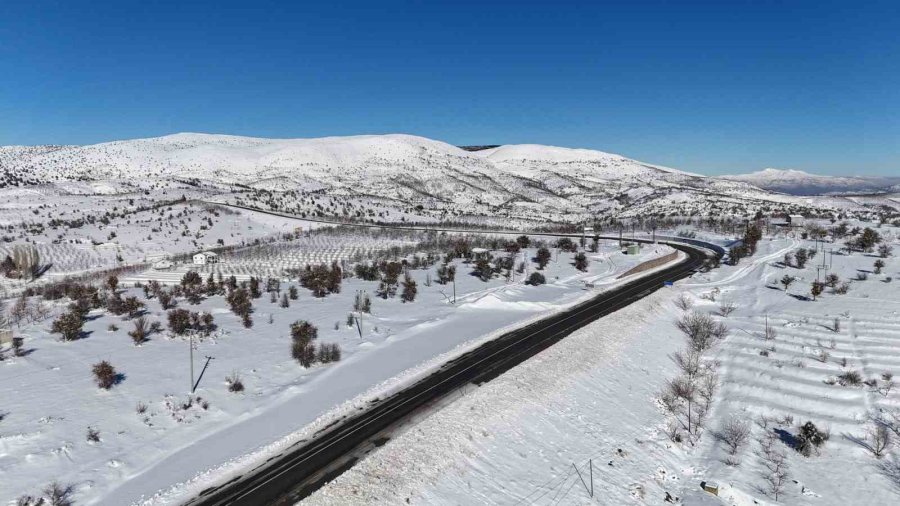 Konya’nın Çatısında Kar Yağışı Yüzleri Güldürdü