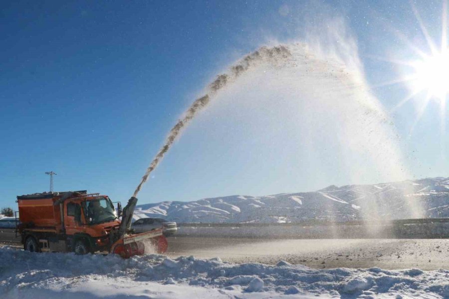 Konya’nın Çatısında Kar Yağışı Yüzleri Güldürdü