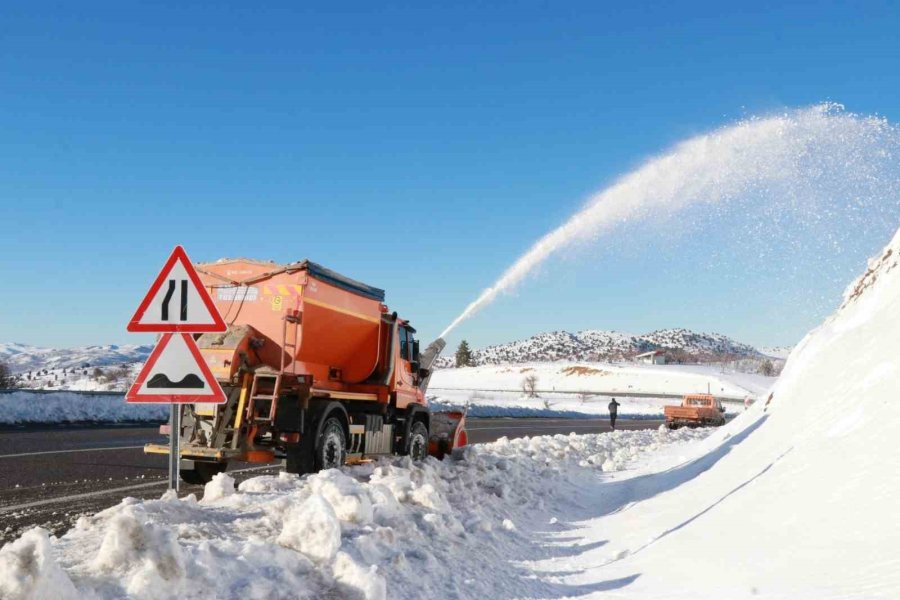 Konya’nın Çatısında Kar Yağışı Yüzleri Güldürdü