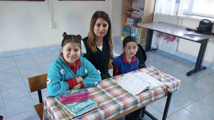 Köy Okulu 2 Öğrenci İçin Açık: Öğrenciler Karnelerini Aldı