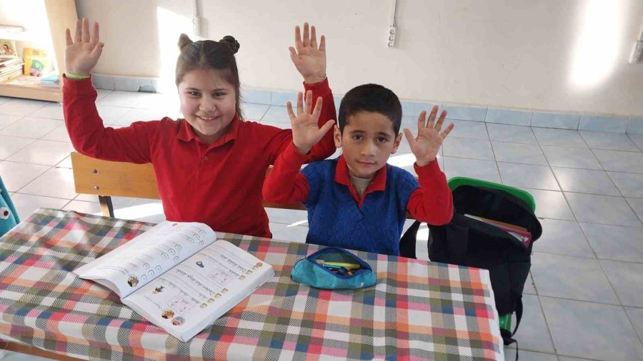 Köy Okulu 2 Öğrenci İçin Açık: Öğrenciler Karnelerini Aldı