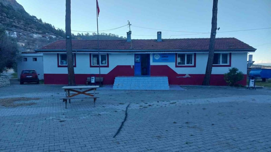 Köy Okulu 2 Öğrenci İçin Açık: Öğrenciler Karnelerini Aldı