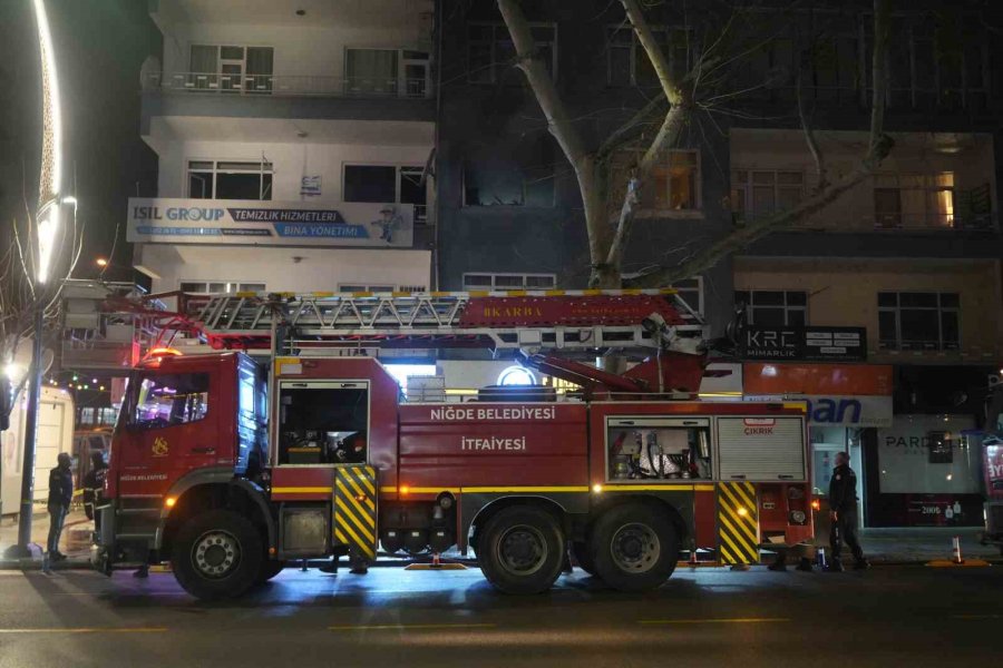 Niğde’de Apartman Dairesindeki Ofiste Yangın Çıktı