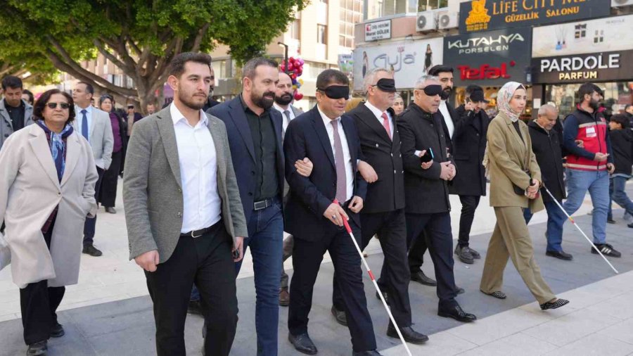 Tarsus’ta Beyaz Baston Haftası’nda Farkındalık Yürüyüşü