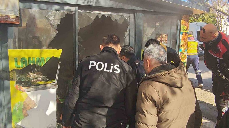 Antalya’da İşyerini Kendini Kilitleyip Yangın Çıkaran Pideci, Camları Kırıp İçeriye Giren İtfaiye Ekiplerince Baygın Bulundu