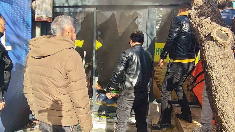 Antalya’da İşyerini Kendini Kilitleyip Yangın Çıkaran Pideci, Camları Kırıp İçeriye Giren İtfaiye Ekiplerince Baygın Bulundu