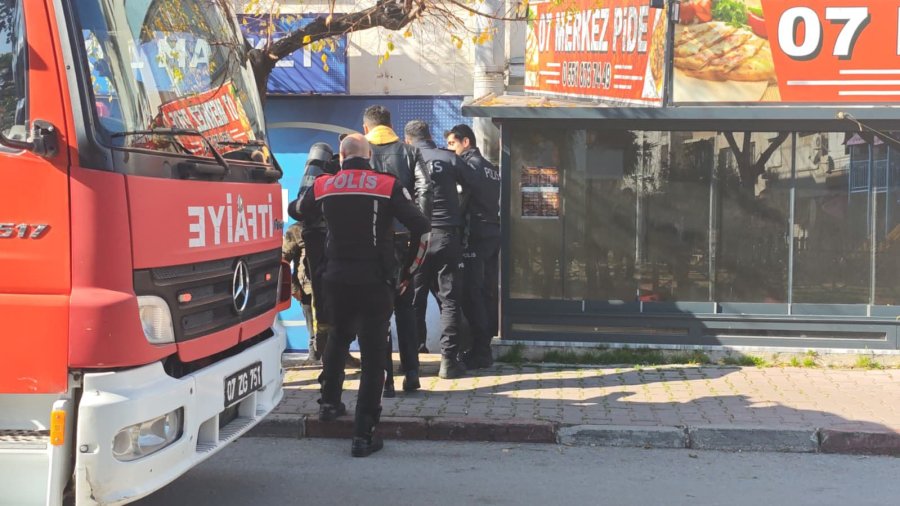 Antalya’da İşyerini Kendini Kilitleyip Yangın Çıkaran Pideci, Camları Kırıp İçeriye Giren İtfaiye Ekiplerince Baygın Bulundu