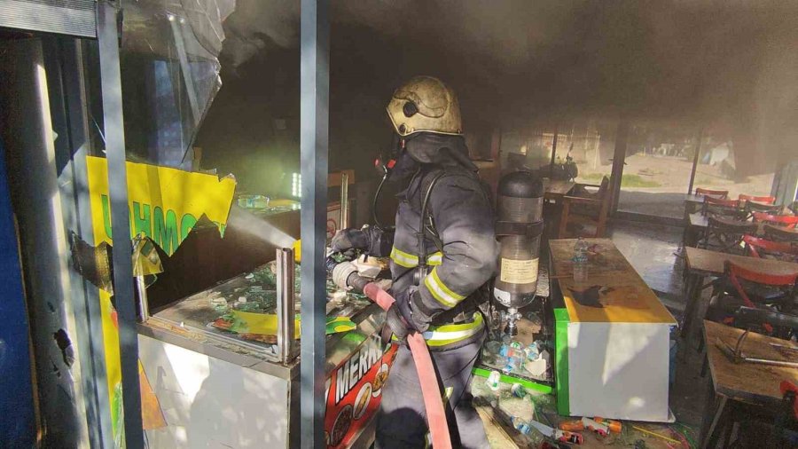 Antalya’da İşyerini Kendini Kilitleyip Yangın Çıkaran Pideci, Camları Kırıp İçeriye Giren İtfaiye Ekiplerince Baygın Bulundu