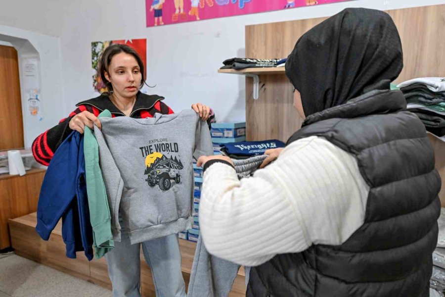 Mersin Büyükşehir Belediyesi, Kıyafet Evleri İle Ailelerin Yükünü Hafifletiyor