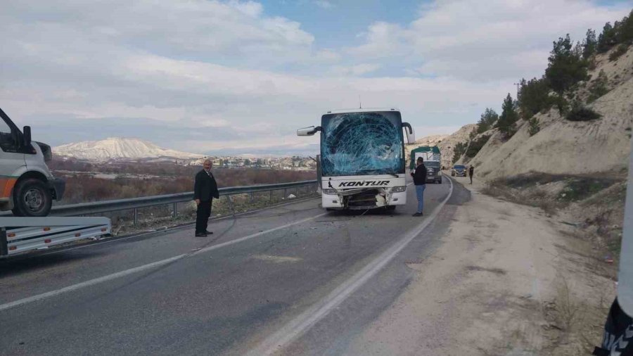 Mersin’de Otobüsle Minibüs Çarpıştı, Kaza Ucuz Atlatıldı: 2 Yaralı