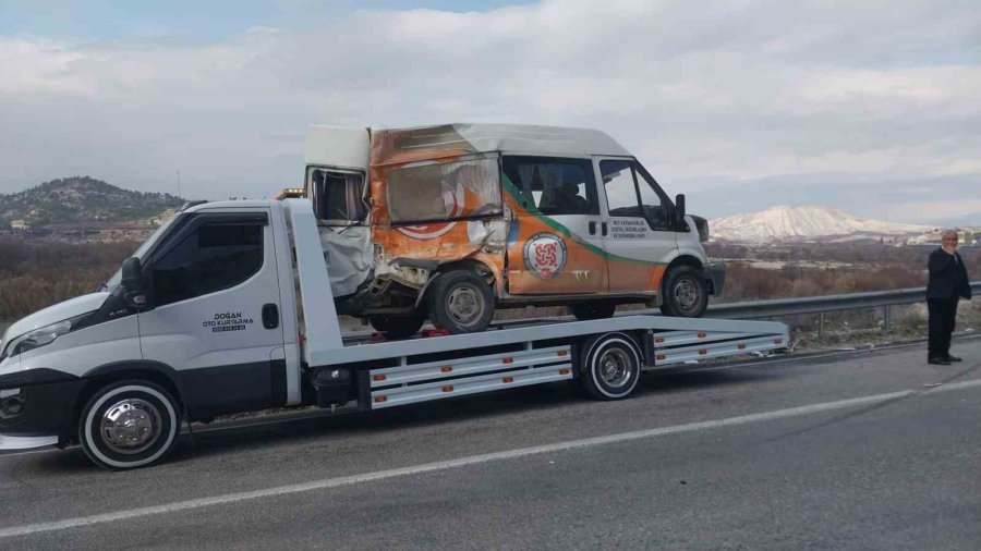 Mersin’de Otobüsle Minibüs Çarpıştı, Kaza Ucuz Atlatıldı: 2 Yaralı