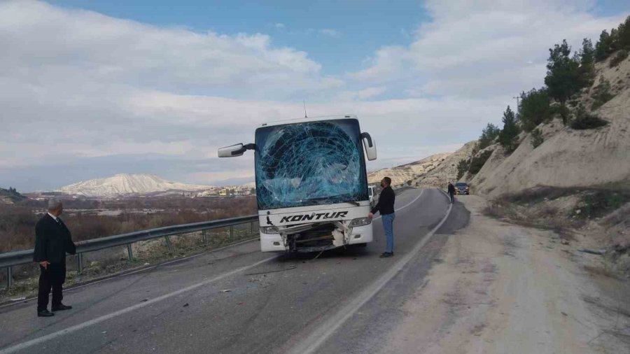 Mersin’de Otobüsle Minibüs Çarpıştı, Kaza Ucuz Atlatıldı: 2 Yaralı