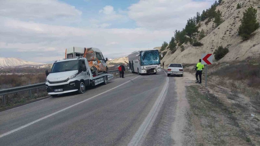 Mersin’de Otobüsle Minibüs Çarpıştı, Kaza Ucuz Atlatıldı: 2 Yaralı