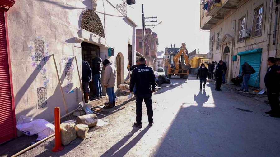 Tarsus’ta Kötü Koku Şikayeti Üzerine Adrese Giden Ekipler, Evden 28 Kamyon Atık Çıkardı