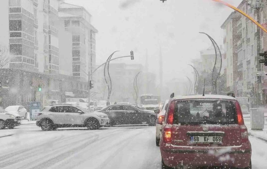 Aksaray Yağan Karla Beyaza Büründü