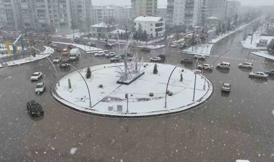 Aksaray Yağan Karla Beyaza Büründü