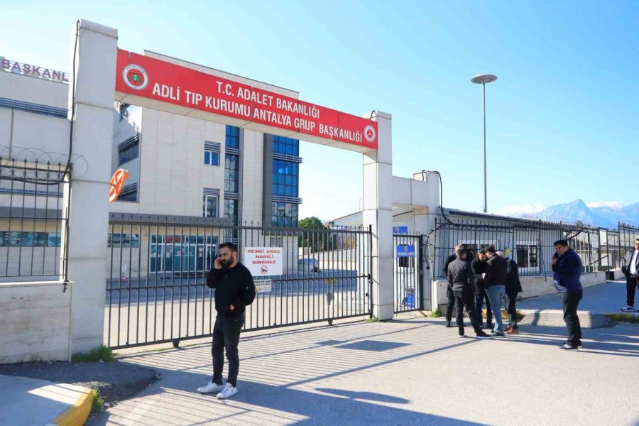 Başından Vurulmuş Halde Eşi Tarafından Hastaneye Götürülen Kadın Hayatını Kaybetti