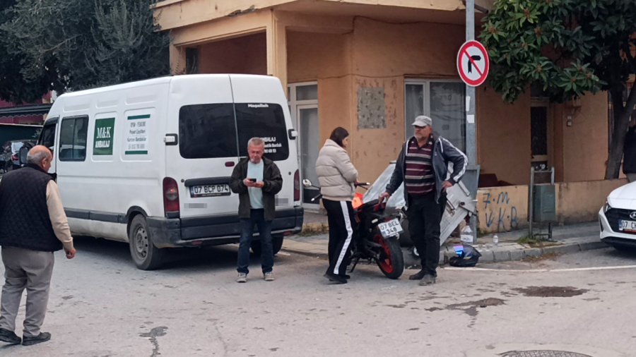 Manavgat’ta Kamyonet İle Motosiklet Çarpıştı: 1 Yaralı