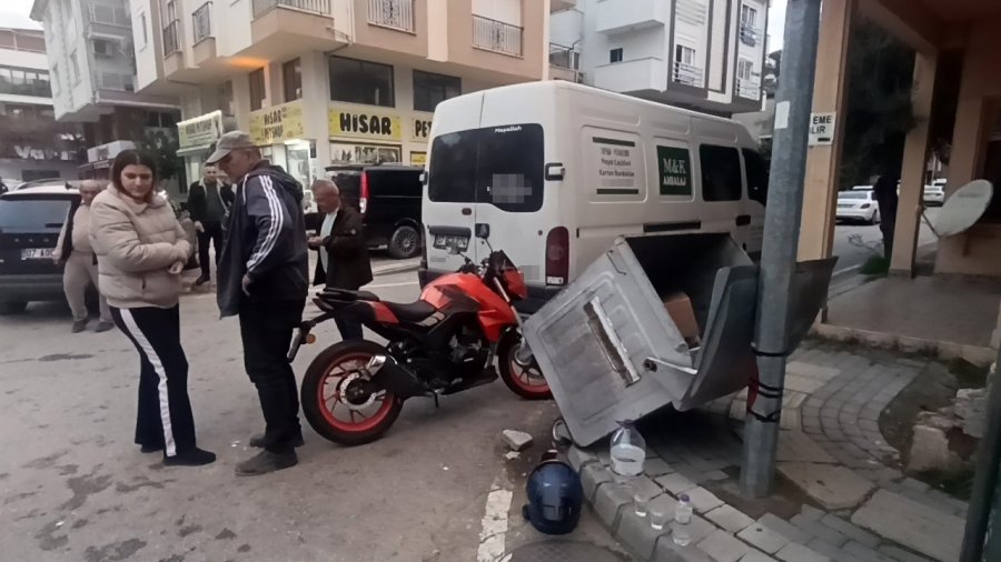 Manavgat’ta Kamyonet İle Motosiklet Çarpıştı: 1 Yaralı