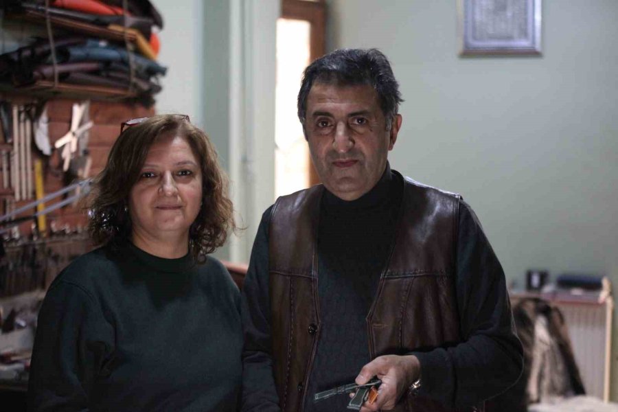 Deri Ve Sanatı Buluşturup El Emeğiyle Saat Kordonu Yapıyor