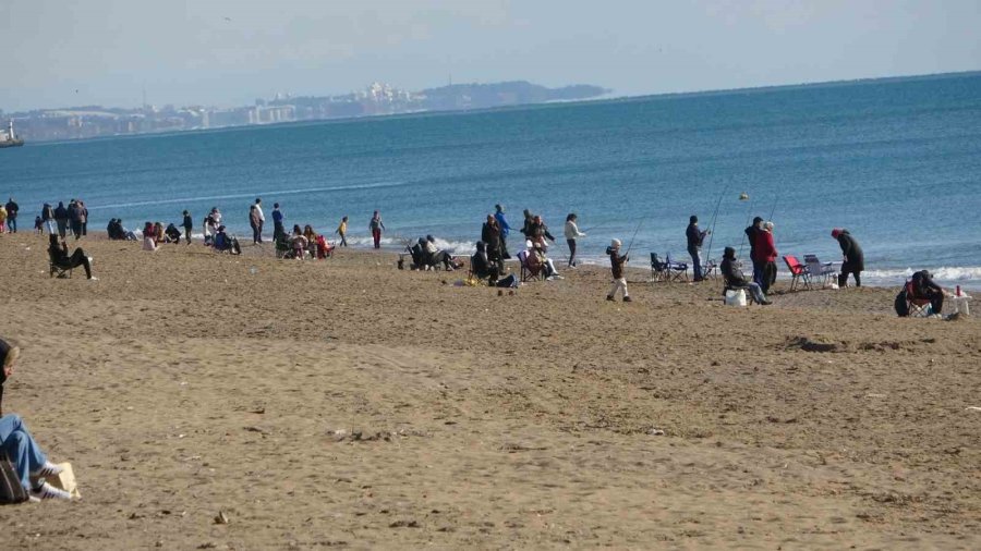 Antalya’da Sahile Akın Eden Vatandaşlar Güneşin Tadını Çıkardı
