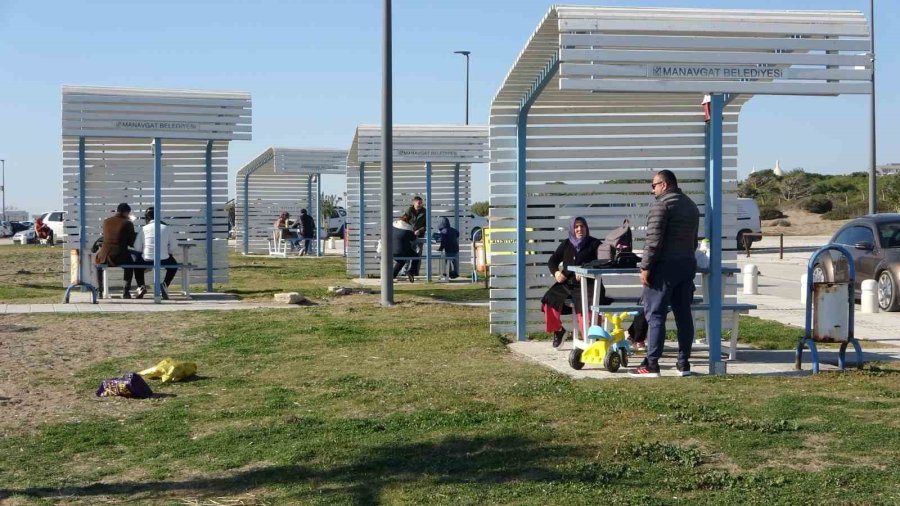 Antalya’da Sahile Akın Eden Vatandaşlar Güneşin Tadını Çıkardı