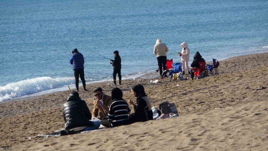 Antalya’da Sahile Akın Eden Vatandaşlar Güneşin Tadını Çıkardı