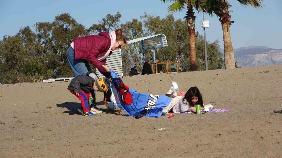 Antalya’da Sahile Akın Eden Vatandaşlar Güneşin Tadını Çıkardı