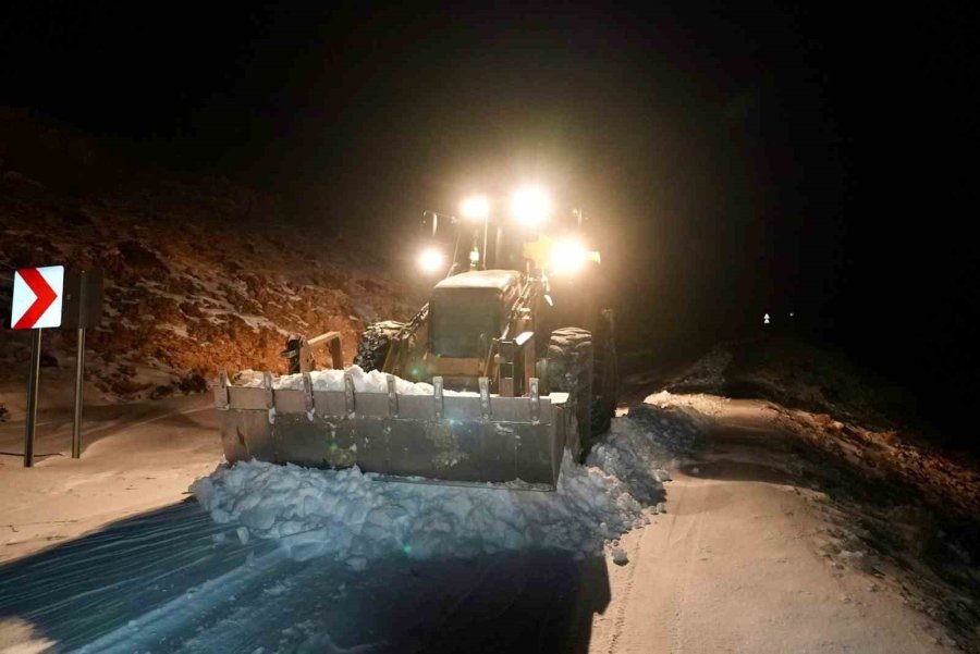 Araçlarıyla Karlı Ve Buzlu Yolda Mahsur Kalanları Ekipler Kurtardı