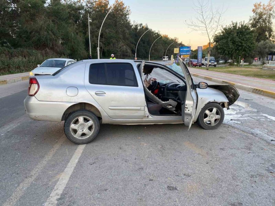 Antalya’da Midibüs İle Otomobil Çarpıştı: 3 Yaralı