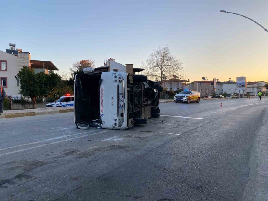 Antalya’da Midibüs İle Otomobil Çarpıştı: 3 Yaralı