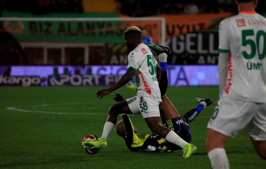 Trendyol Süper Lig: Corendon Alanyaspor: 2 - Fenerbahçe: 1 (maç Devam Ediyor)